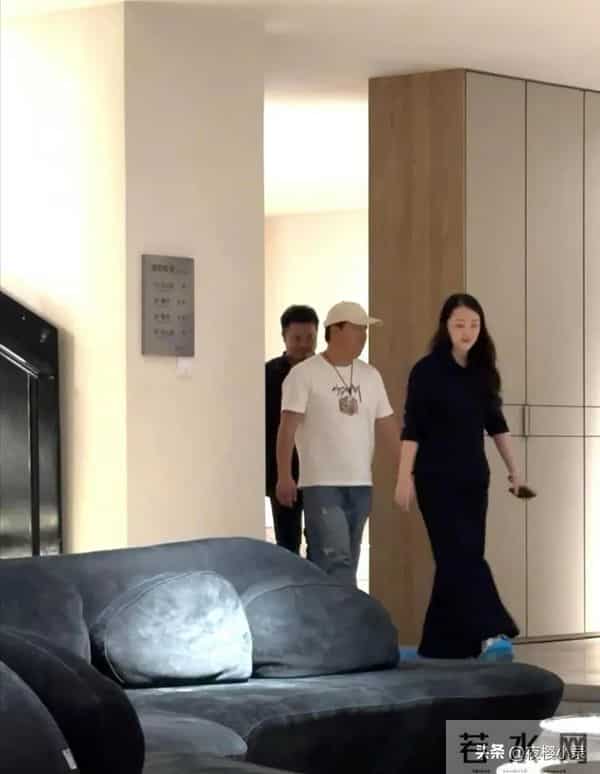 51岁黄渤在广东佛山买家具他穿着一身简单的服装个子看起来挺矮的