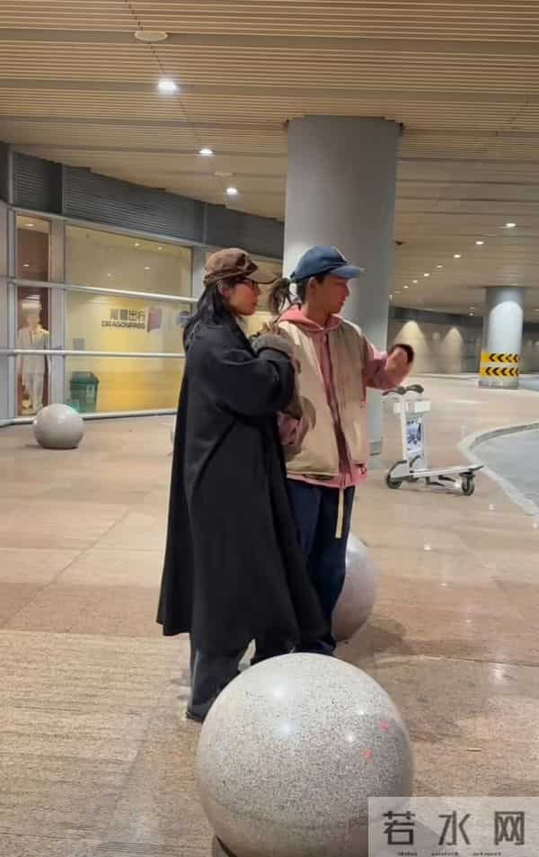 白百合儿子机场接妈妈，留长发，戴耳环，个子比妈妈都高！