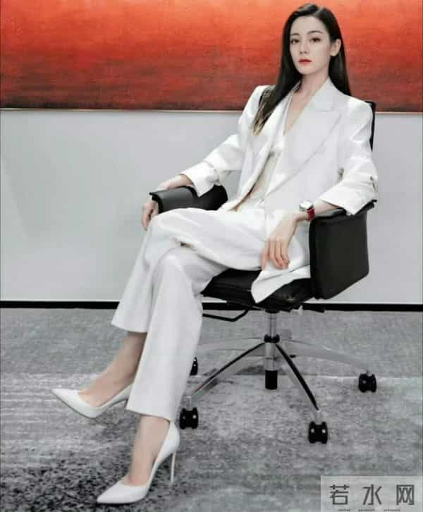 迪丽热巴女老板坐姿，这白色高跟鞋显得脚很大