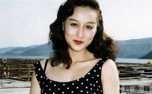 赌王去世5年，再看被何超琼抚养的“私生子”，他这盘棋下的真大