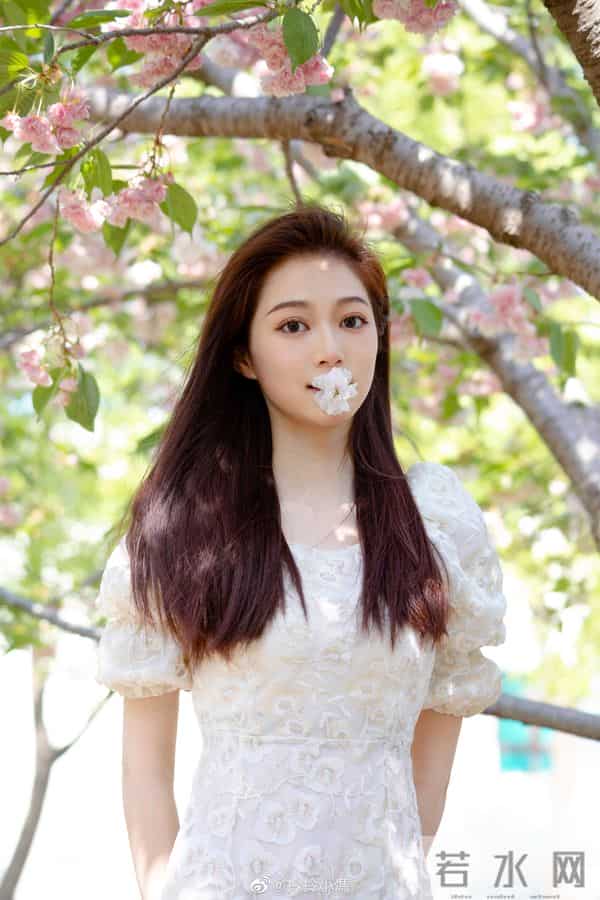 中传校花冯琳当主持人啦！不愧是最美领读员 这颜值不比明星差