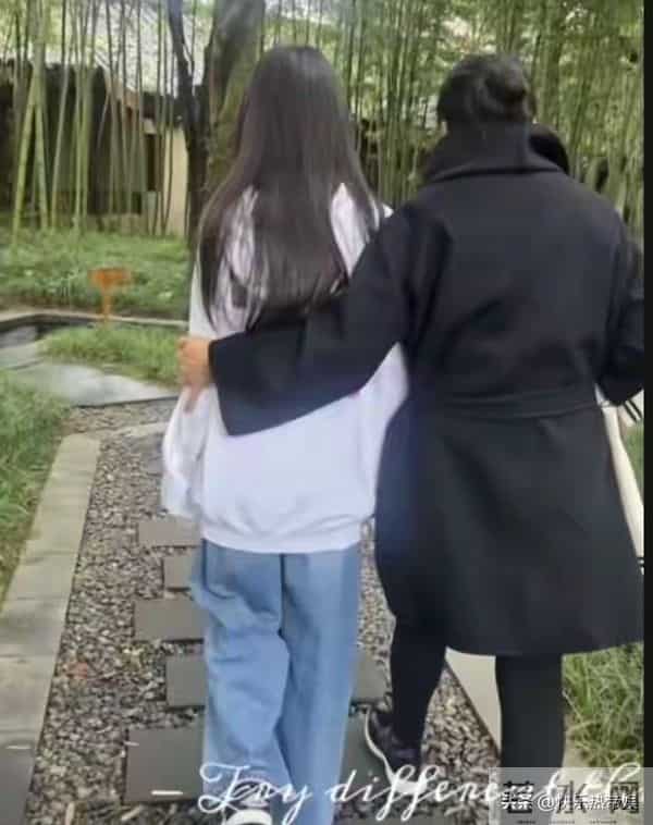 玥儿与奶奶关系好，网友晒祖孙牵手照，比奶奶还高，背影好清瘦