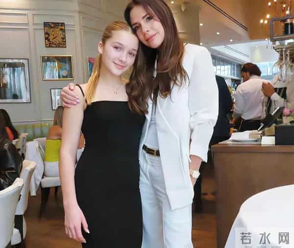 50岁贝克汉姆带妻儿领勋章,14岁小七好漂亮,布鲁克林依旧没露面