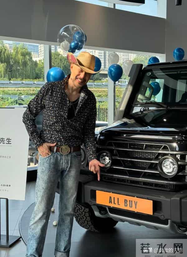 64岁徐锦江现身北京，购买价值90万元越野车，打扮像美国西部牛仔