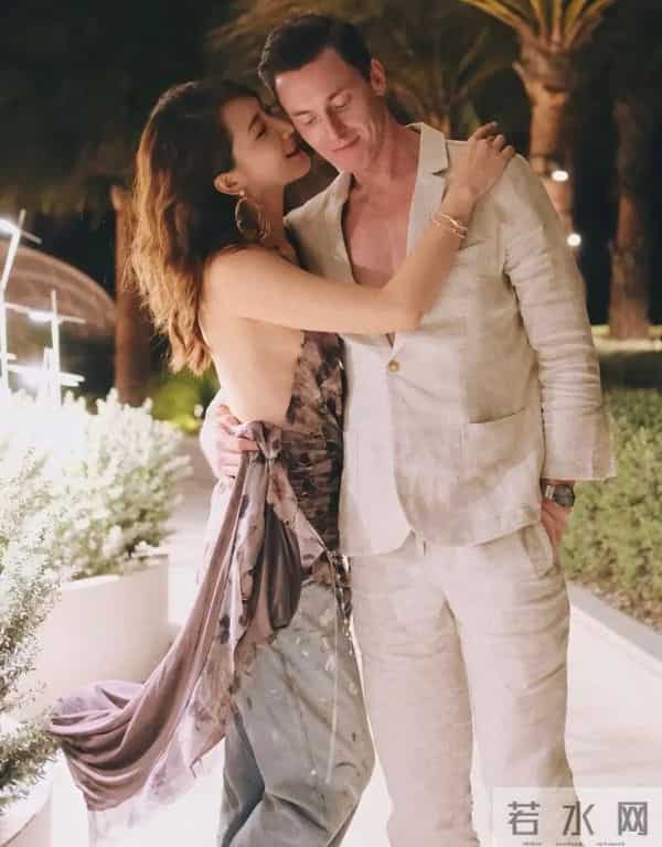 陈赫前妻在沙特庆生，39岁许婧穿露背装好辣，外籍老公185有胸肌