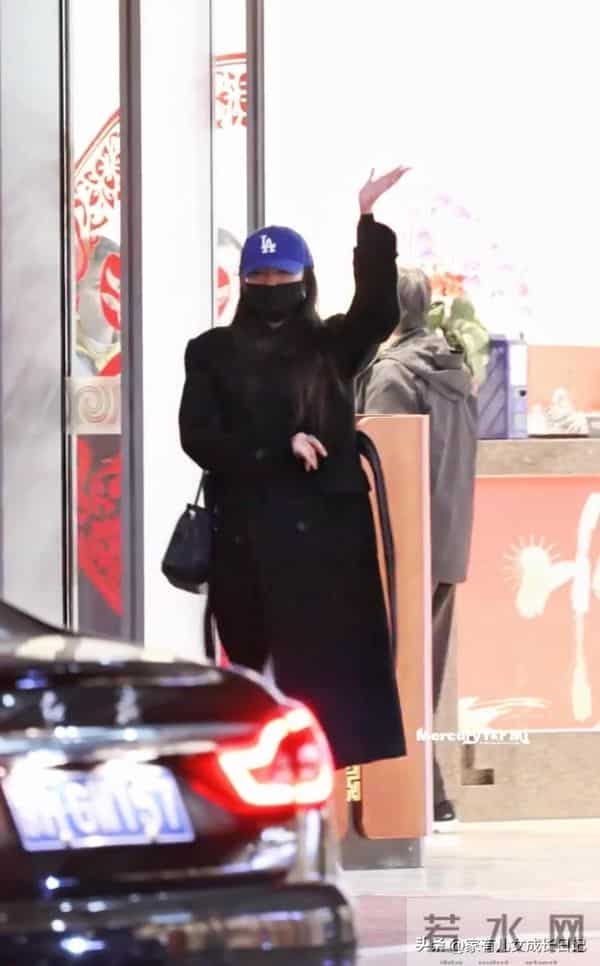 杨幂把大衣穿明白了 酷飒慵懒全拿捏 普通人这么搭 出街也能有明星范