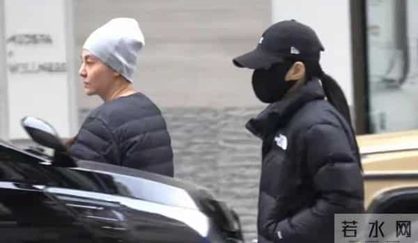 阿娇与皇甫圣华挽手逛街感情稳定!原来她一直钟爱陈冠希这款啊。