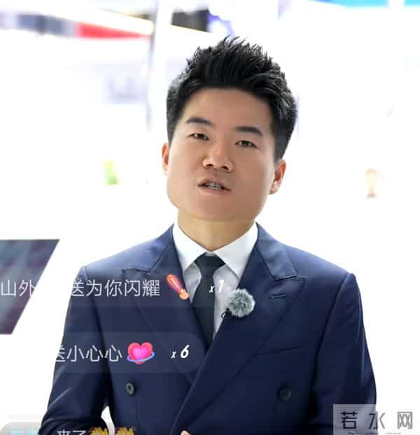 董宇辉双语走播进博会,自曝口语有错误