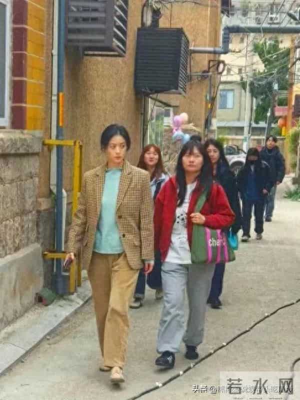 42岁蒋欣现身山东农村，她穿着一身朴素的衣服，看起来土味十足！