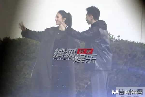 佟大为关悦现身董璇生日会，张维伊送酒窝上车， 佟丽娅满面红光