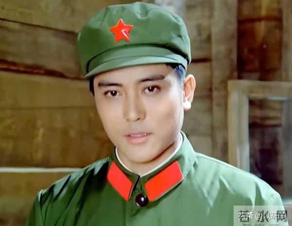 他曾是北影厂第一美男，退居幕后20年担任制片人，如今老的不敢认