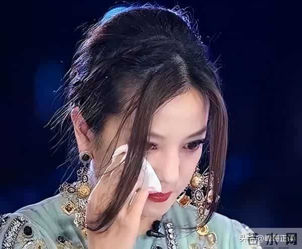 翻身无望!49岁赵薇近况再曝,胃癌传闻真相大白,善恶终有报