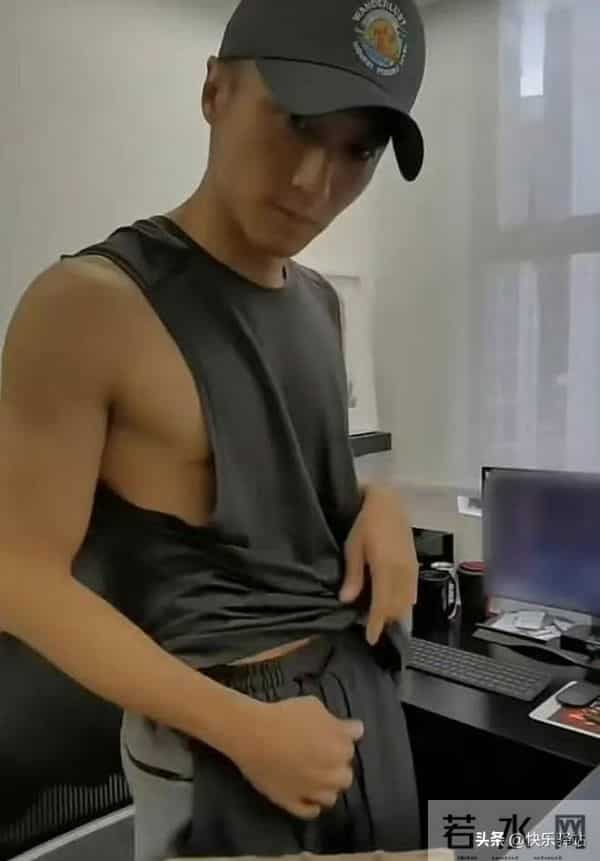 谢霆锋还念念不忘!办公室秀腹肌,身后张柏芝和儿子的合照被打码