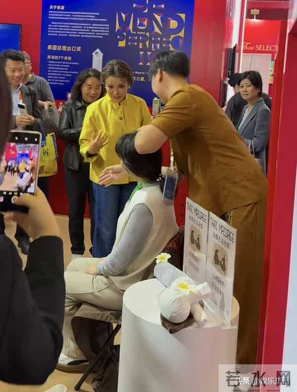 52岁朱迅上海进博会被偶遇 着黄色新中式配盘发 白发显眼 容颜易老