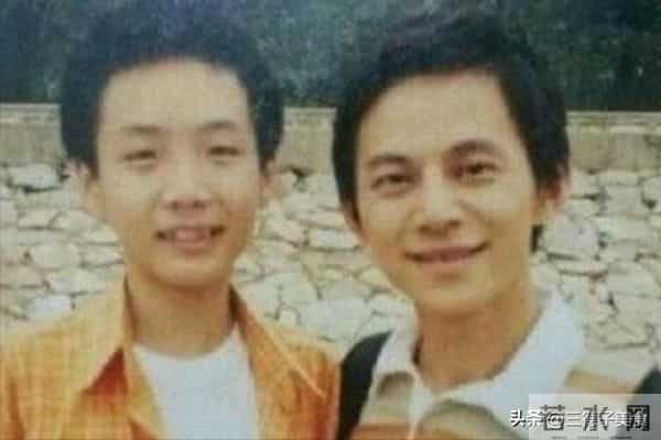 主持人何炅澄清衰老焦虑：我眼神好得很！