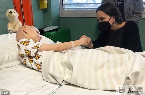 安吉丽娜·朱莉重返前线：她穿着防弹衣，不拍电影而是救人