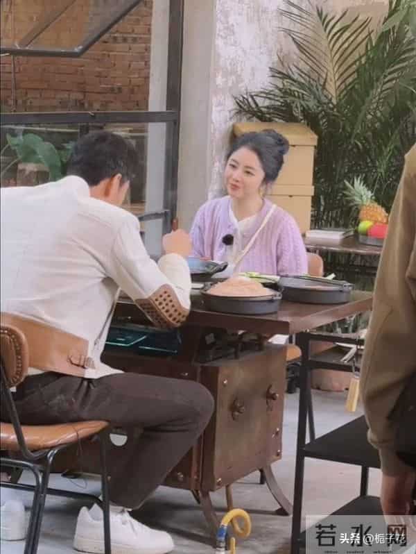 谭松韵吃火锅被偶遇,她的脸好圆,眼睛小小的,真的好可爱好美啊