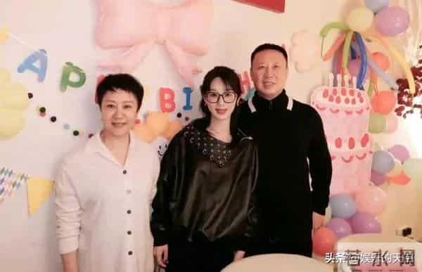 杨紫一家三口同框,父母颜值气质都很好,难怪生出杨紫这种大美女