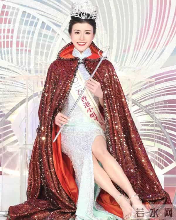 港姐冠军首度公开与男友毕业合照，大方展示甜蜜的恋情