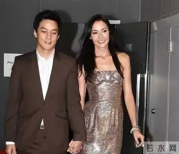 自曝近10年没夫妻生活，吴彦祖晒妻子素颜照片，真是“丑”的可怕