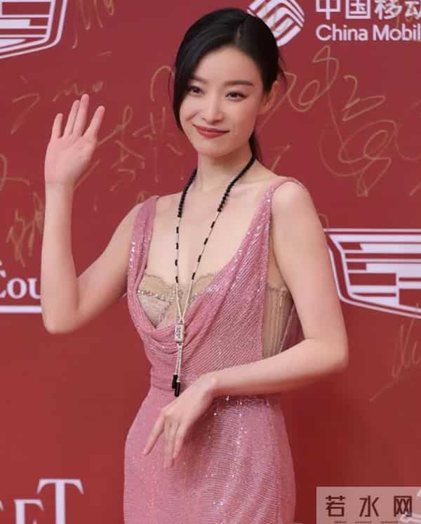 王家卫录音爆出后，靠男人“上位”的倪妮，打了一场漂亮的翻身仗