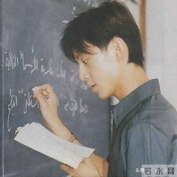 主持人何炅澄清衰老焦虑：我眼神好得很！