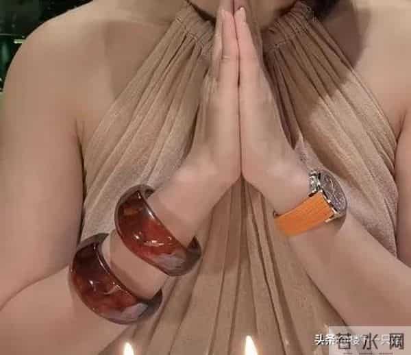 李乘德晒照为老婆庆生 胡杏儿手上两个大镯子抢镜 比送胡定欣的大