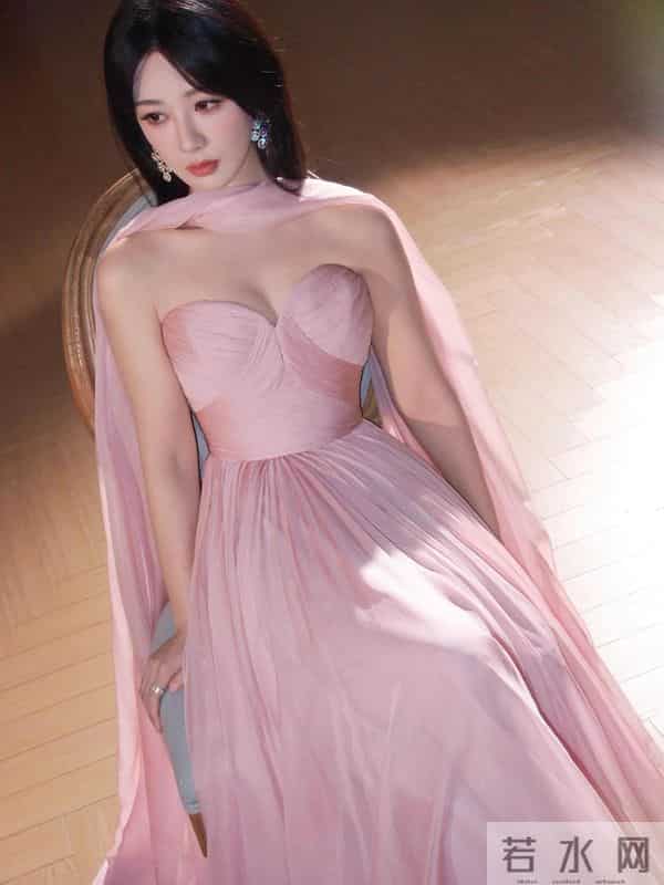 杨紫绝美写真,一袭粉色抹胸裙,甜美性感!!