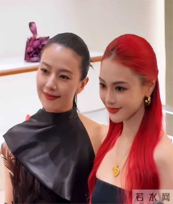 46岁高圆圆活动生图:脸上褶子多含胸驼背,她身边整容脸网红惊艳