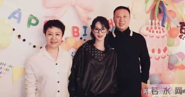 这家人绝了！杨紫33岁生日，全家福惊艳全网，父母气质太出众。