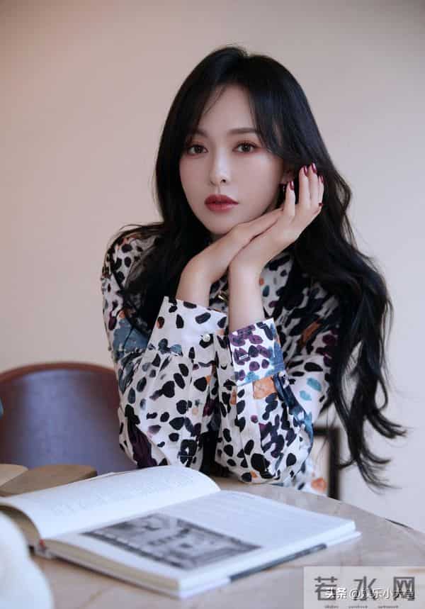 唐嫣今日上海进博会出席活动,穿浅蓝色印花桑蚕丝连衣裙好漂亮