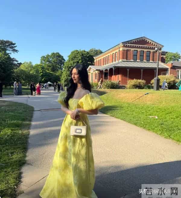 李湘在机场因身材问题被怼到“黑脸”，翻出十年前瘦照反击，好美