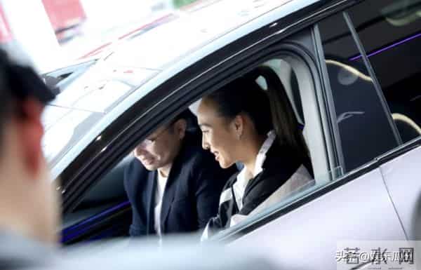 郑钦文上海奥迪店买车被偶遇 休闲装配高马尾 超级无敌好看 好美好飒