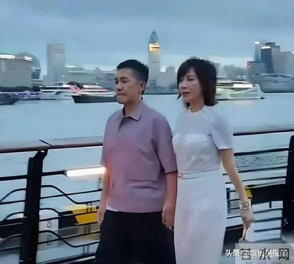 刘嘉玲上海被偶遇，59岁面容饱满身材佳，状态宛如三四十岁