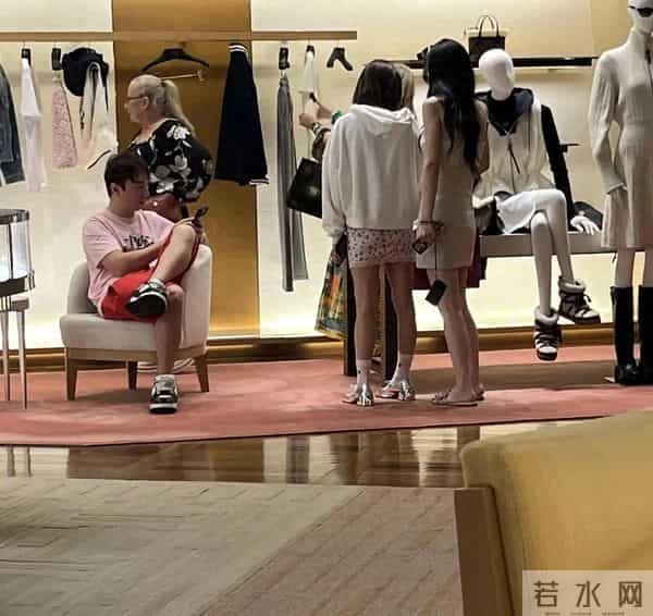 王思聪在新加坡逛LV店时被偶遇 他身边两位小姐姐又高又美 十分吸睛
