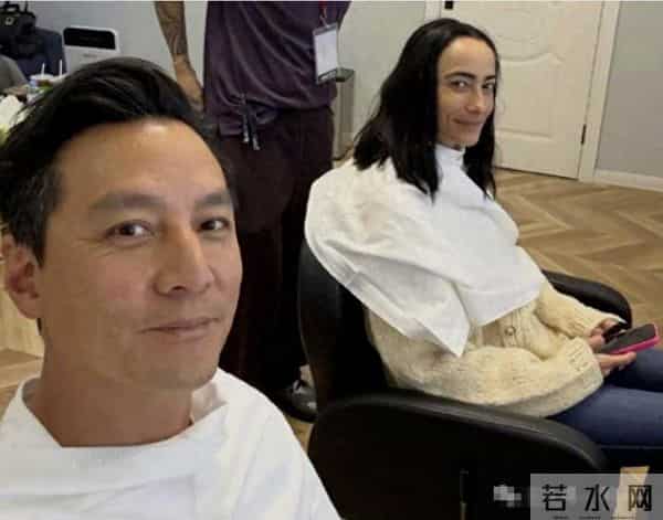 吴彦祖晒47岁老婆素颜合照，惊呆网友！原来他们15年前就已分床睡