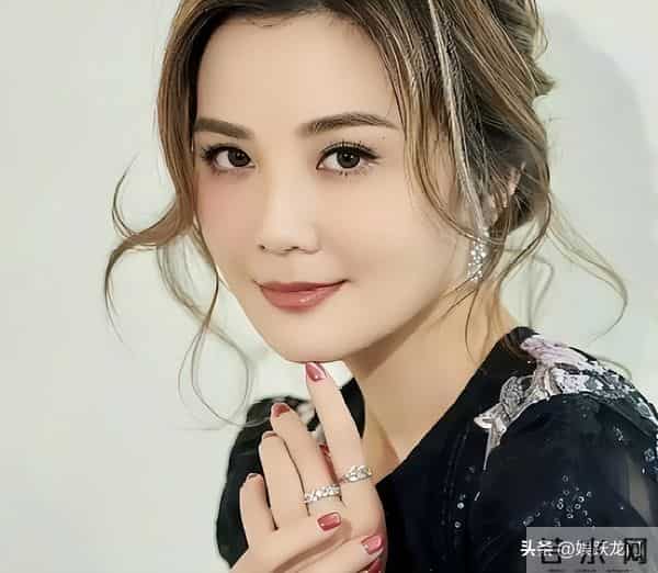 43岁阿Sa恋情曝光，竟然是比自己小10岁的健身教练，不少网友担心