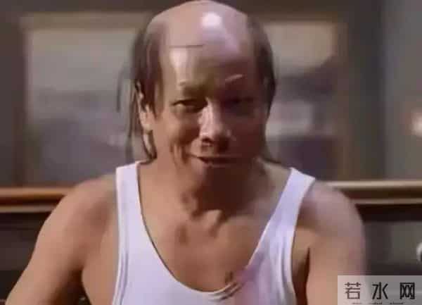 77岁梁小龙和妻子在深圳坐地铁,表情好像没睡醒,看起来没精神