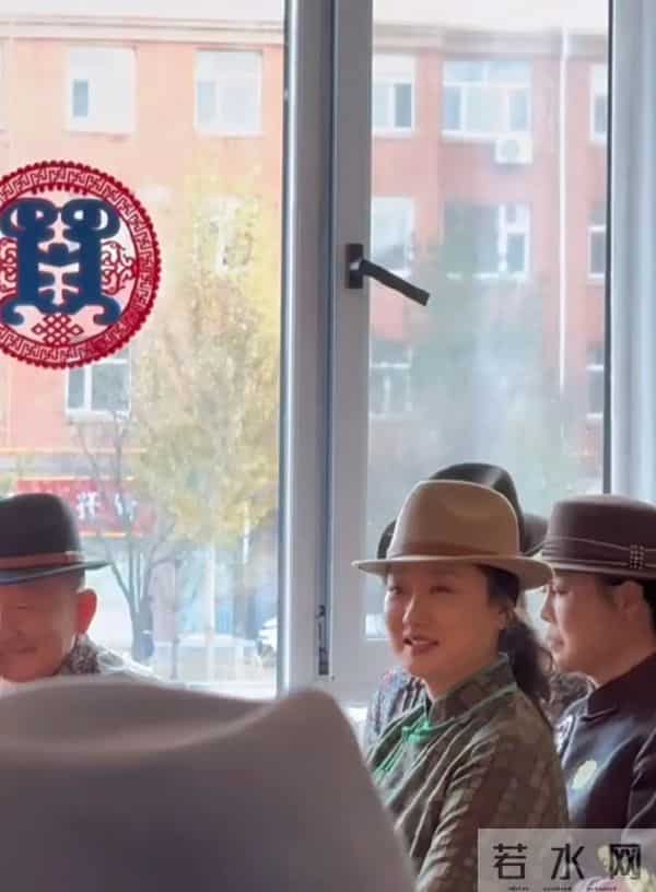 45岁玲花现身外甥婚礼,穿蒙古袍配宽檐帽松弛贵气,长胖后更美了