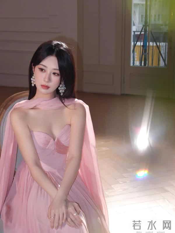杨紫绝美写真,一袭粉色抹胸裙,甜美性感!!
