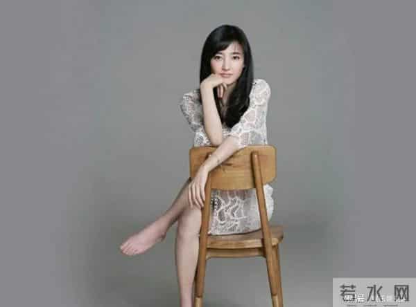 王丽坤秀美脚:从素颜清纯到百变诱惑,魅力绽放?