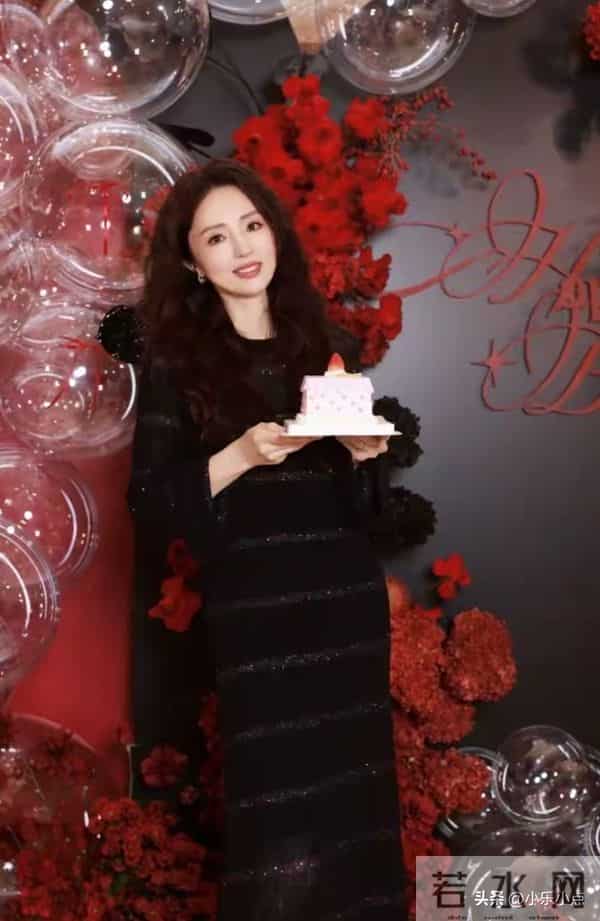 董璇46岁生日晒照,手捧蛋糕看着孕味初显肚子像四个月 满脸幸福感