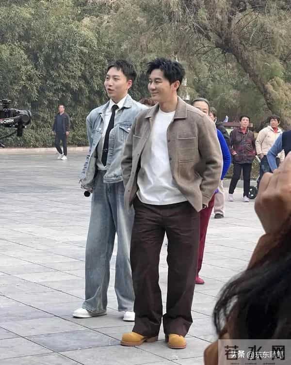 46岁李晨北京公园被偶遇，帅气有型魅力足，引得一群大妈热情围观