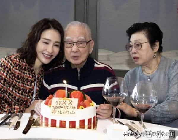 黎姿为父亲过生日时，老公和残疾弟弟在场，夫妻同框像一对父女