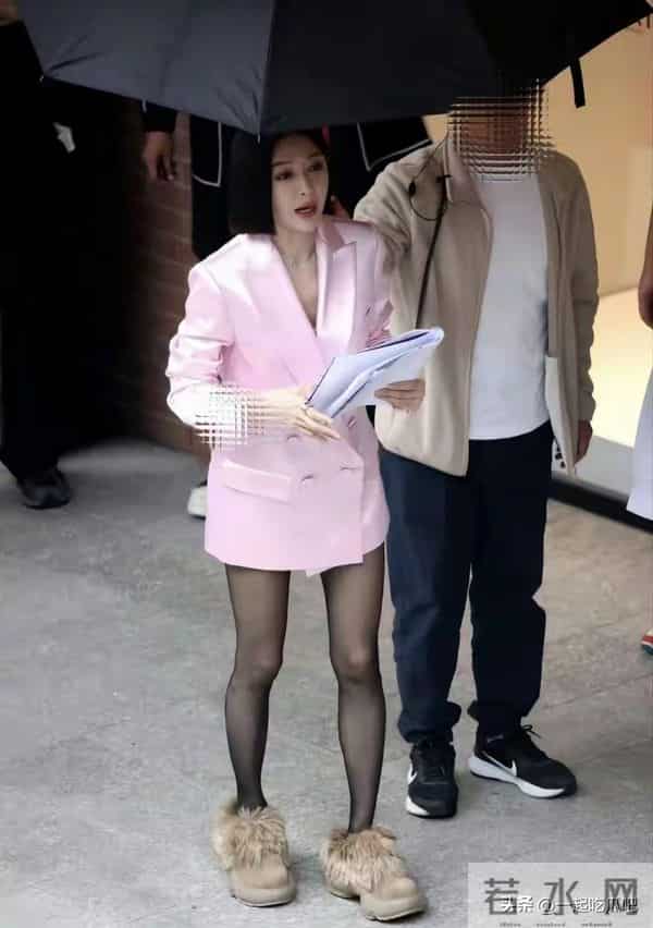 46岁秦岚浙江街头拍戏，穿黑丝袜超人眼，成熟美艳身材在线！