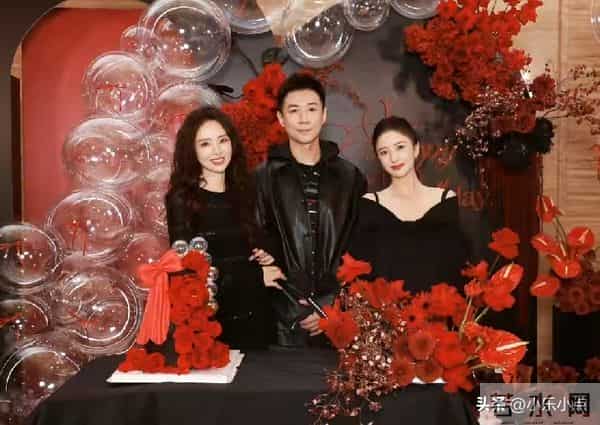 董璇46岁生日晒照,手捧蛋糕看着孕味初显肚子像四个月 满脸幸福感