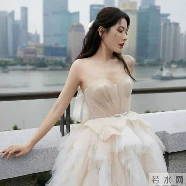 曾黎一袭淡色系抹胸礼服裙,好美好惊艳