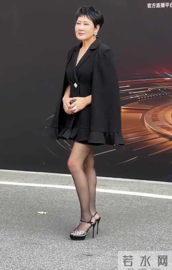 收手吧!63岁张凯丽穿“黑丝”现身不到72小时,恶心的事情发生了