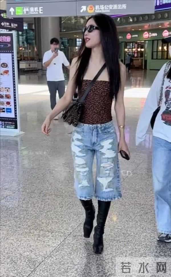 蔡文静穿的这是啥？感觉助理都不想和蔡文静并排走，估计怕丢人