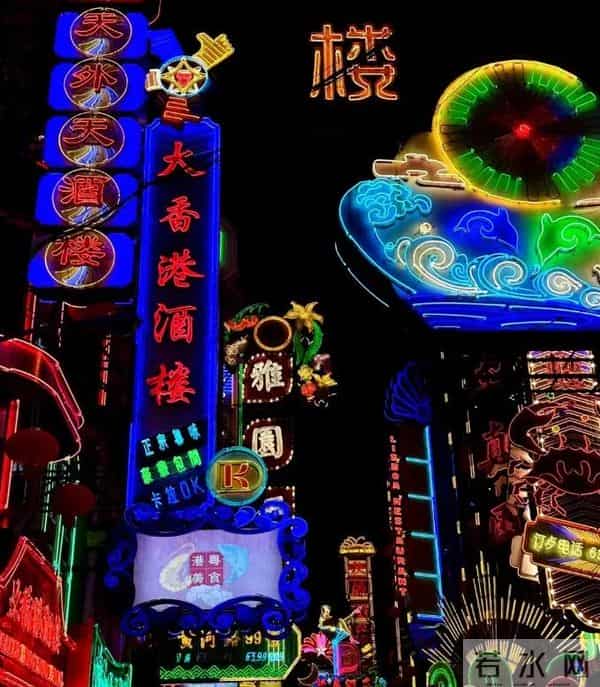 王家卫搭档张叔平现状,头发花白和梁朝伟过生日,蛋糕好小显寒酸